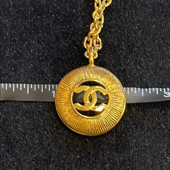 Chanel large vintage CC round Pendant - Picture 4 of 7